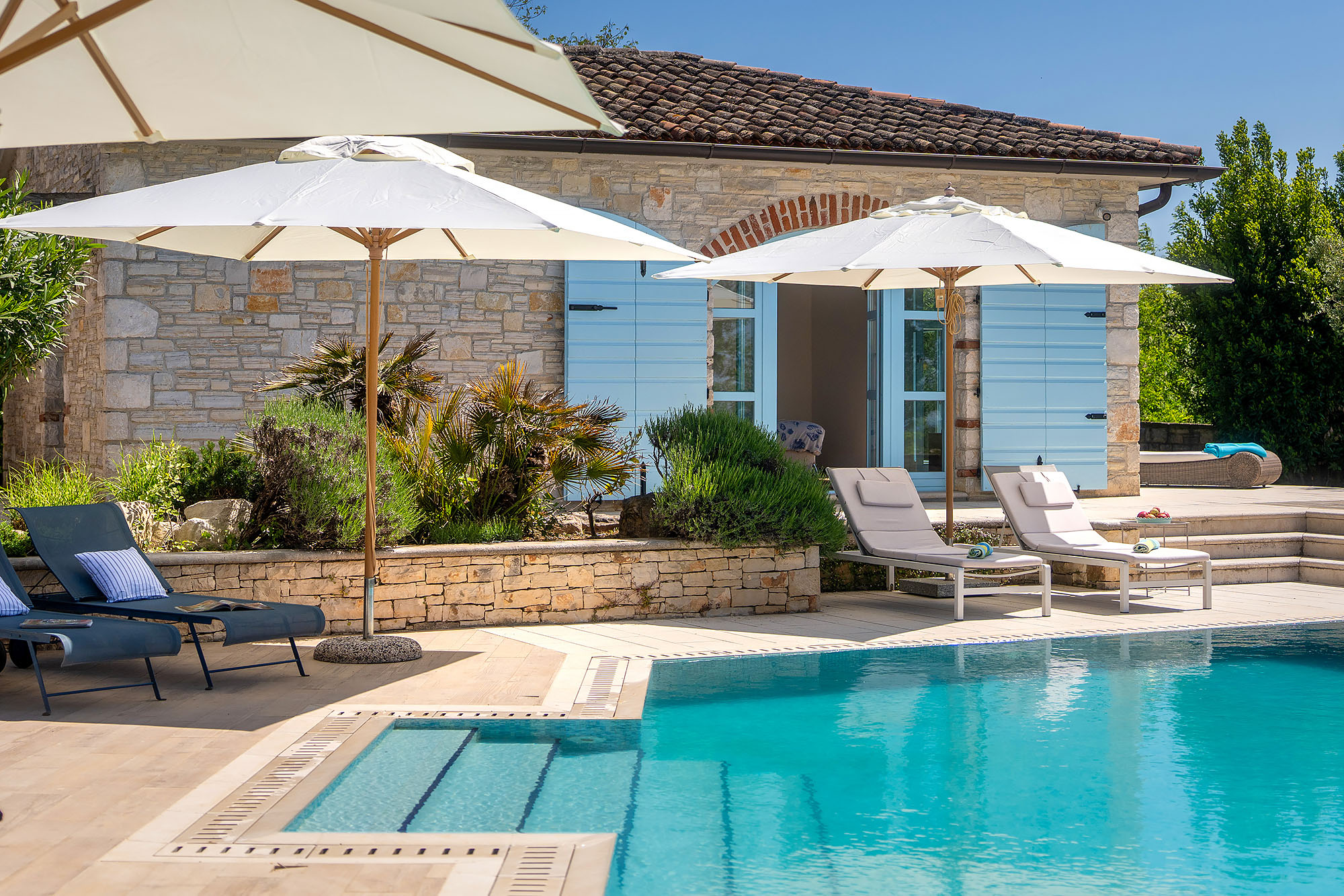 Villa Casa Villina Sveti Lovreč: Luksuzna vila u Istri s bazenom. Uživajte u privatnosti i vrhunskom dizajnu u blizini Poreča. Idealna destinacija za ekskluzivan odmor u Istri.